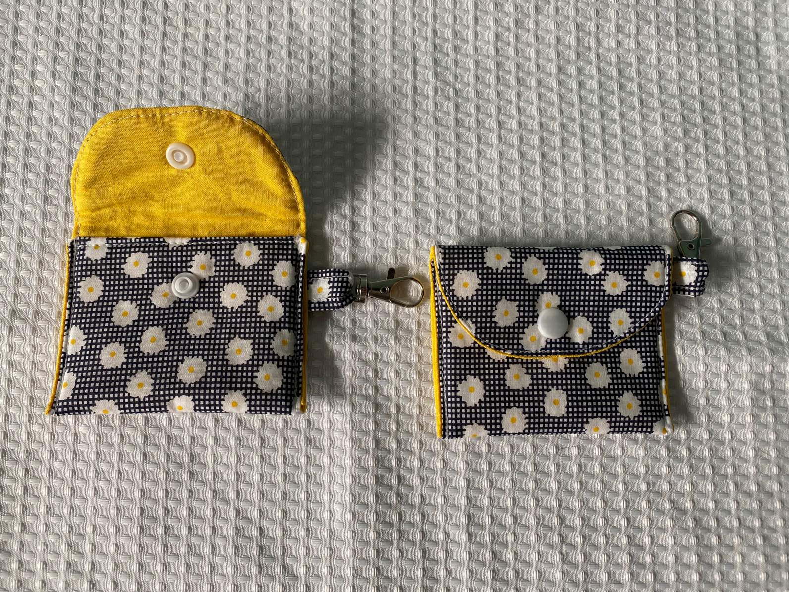 Ear Bud Case - Dark Blue with White Daisies - Large